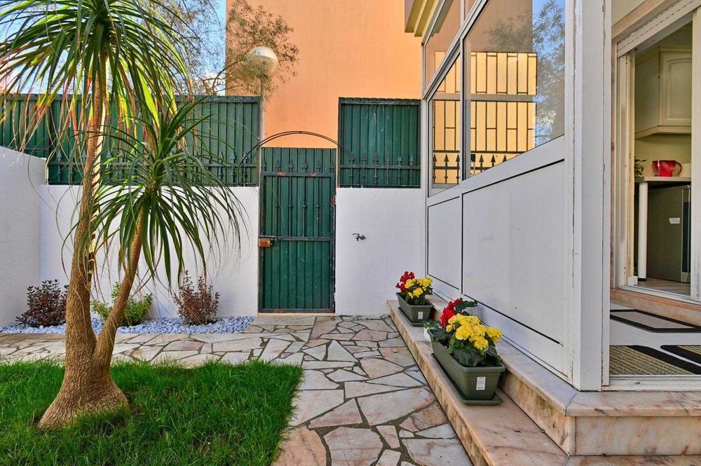 T2 com Jardim Privado Entrada Separada Renovado Excelente Localização