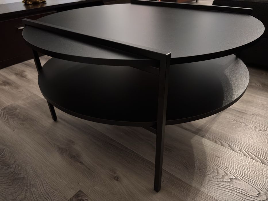 Mesa de centro de cor preta.