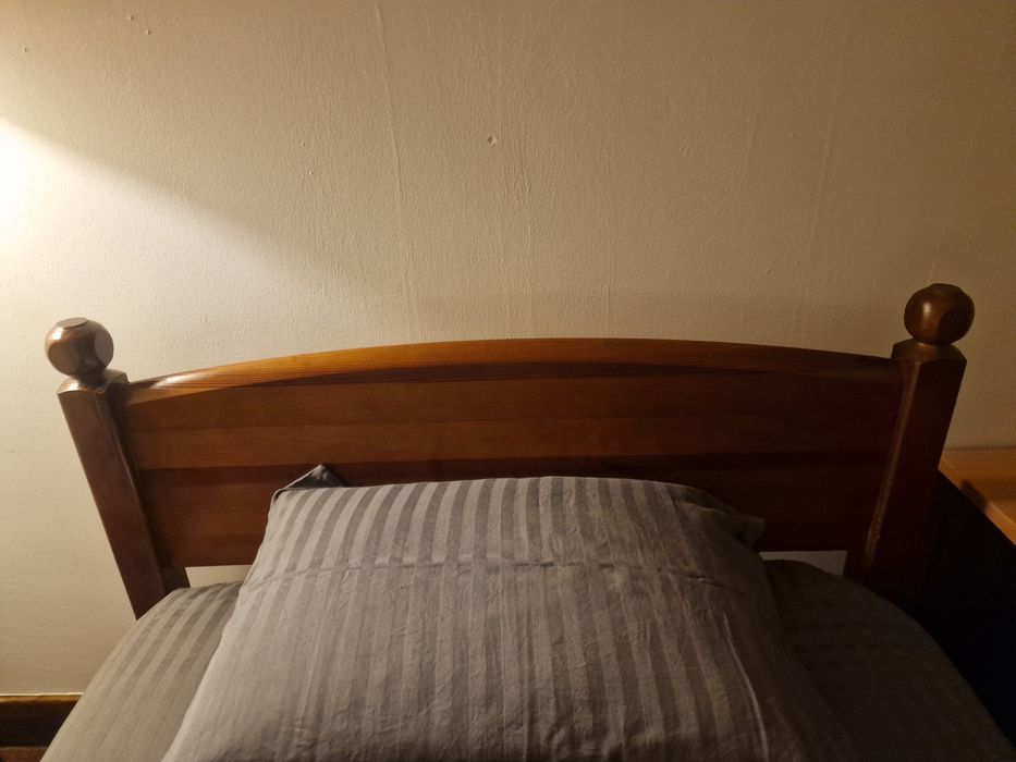 Cama individual em madeira