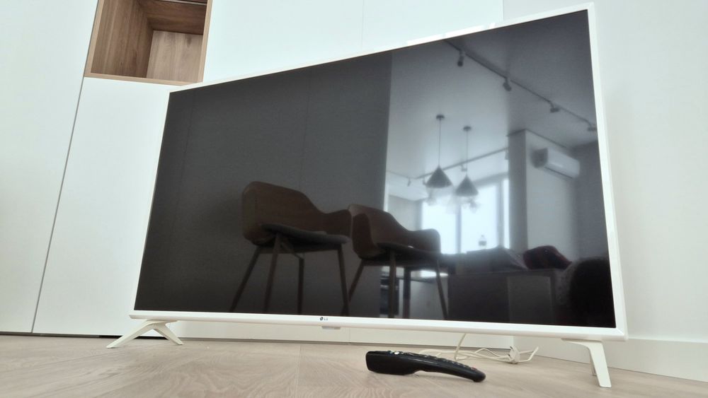 Білий телевізор LG 49UM7390PLC 49 дюймів 4K Smart TV