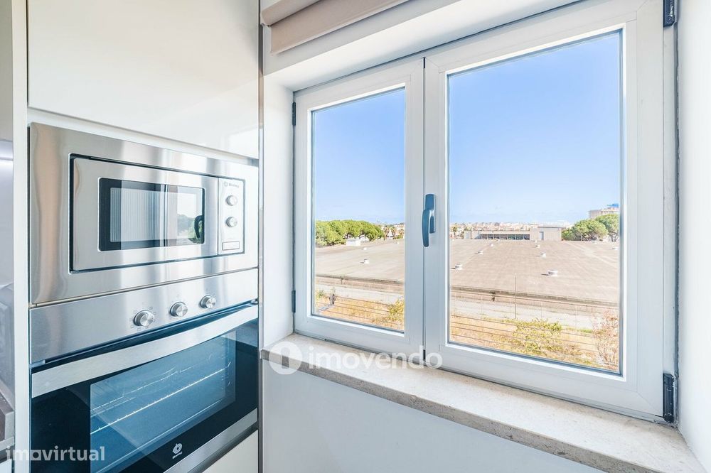 Apartamento T2 com boas áreas e muita luz natural, em Telheiras