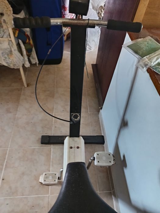 Bicicleta de ginástica  têm pedais não e elétrico
