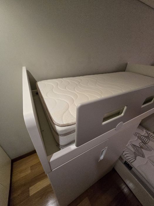 Beliche 2 crianças ( com colchão)/ armario para roupa ou brinquedos