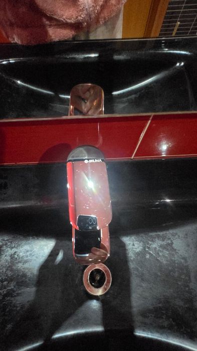 Móvel com lavatório torneira e espelho