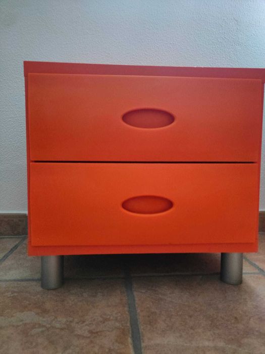 Mesa de cabeceira colorida