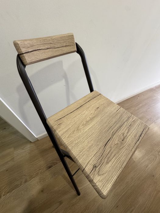 Banco de bar com assento e encosto em madeira