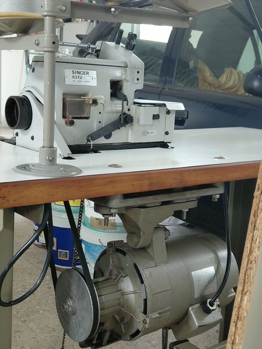 Máquina de corte e coze