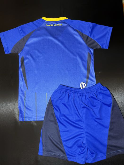 Футбольна форма  збірної України 2024–2025 з гербом