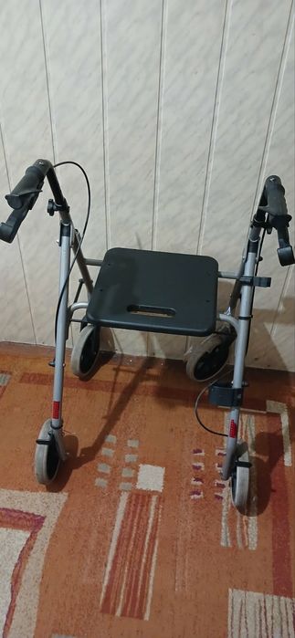 Ходунки-ролатор Drive Medical на 4 колесах з сидінням (б/в)