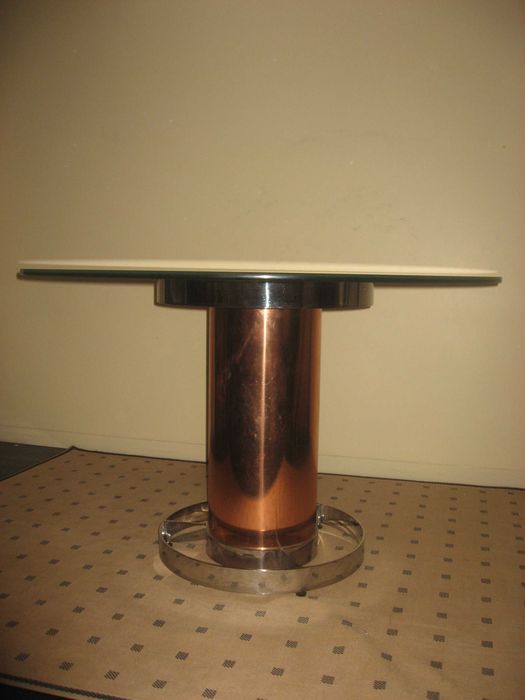 STOCK OFF: Mesa redonda para sala de jantar , tampa em vidro com pé em cobre e aço design J. Martins