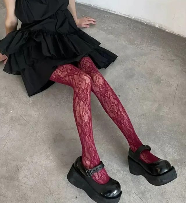 Koronkowe burgundowe rajstopy