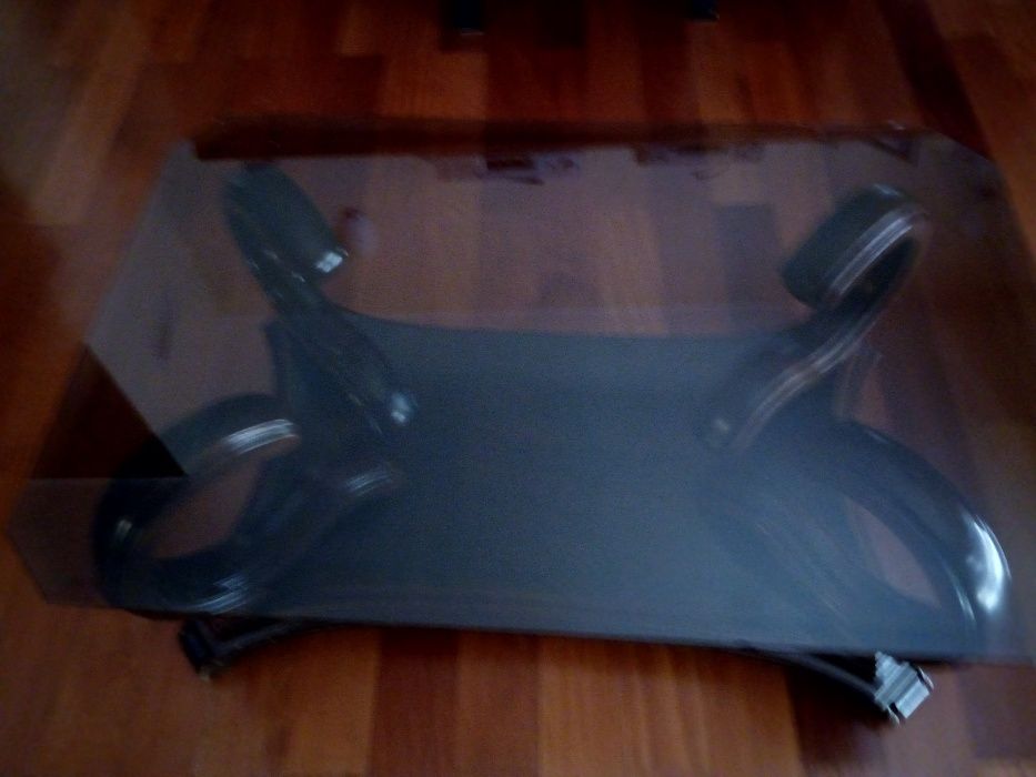 Mesa  de centro em madeira com tampo de vidro
