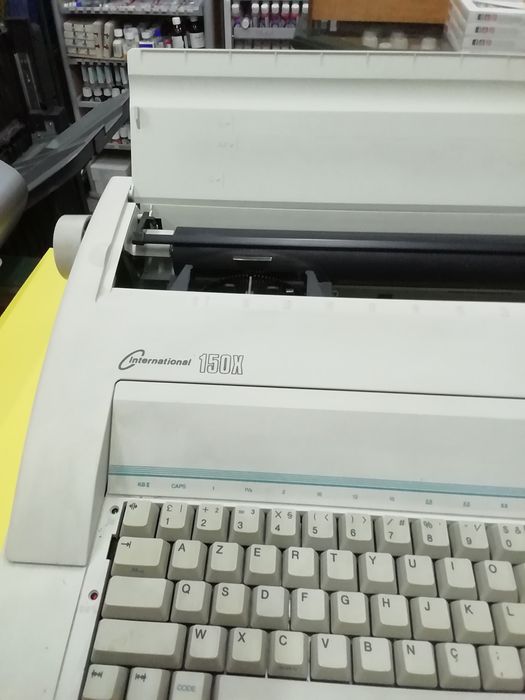 Máquina de escrever International 150 X, nova