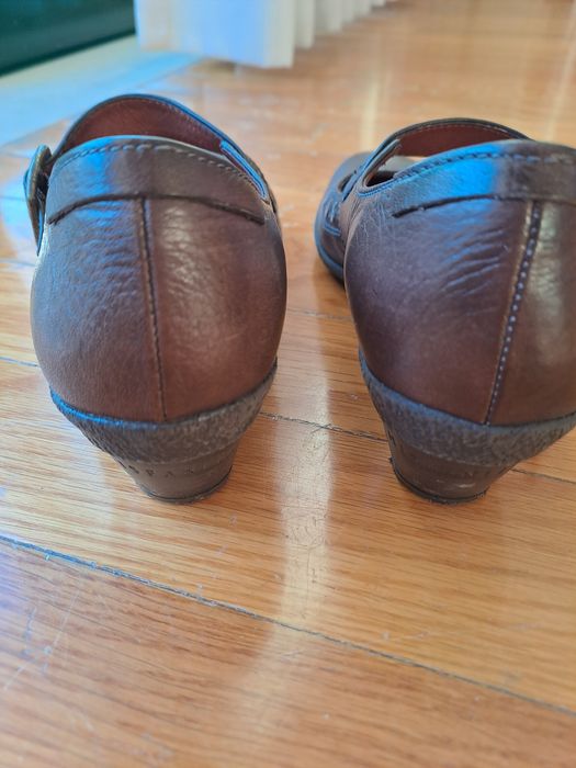 Sapatos castanhos hispanitas