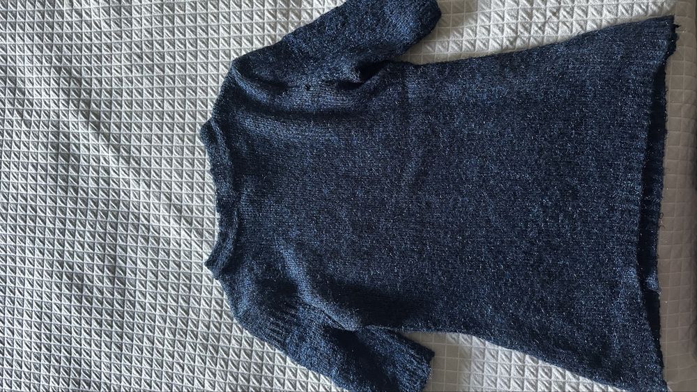 Granatowy sweter z modnym rekawem 3/5