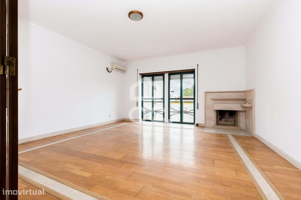 Apartamento T1 Renovado c/ Estacionamento para Arrendamento | Páteo da