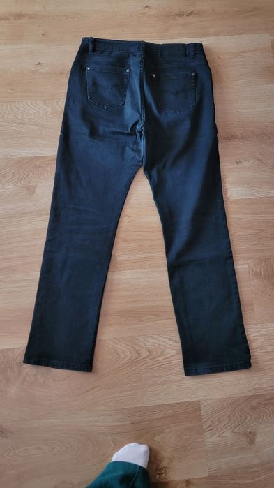 Czarne jeansy typu proste