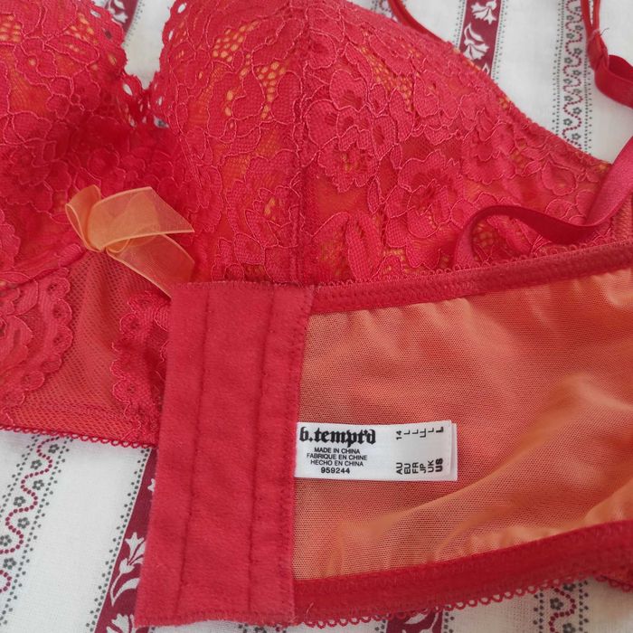 Czerwony stanik, modelujący, podłużne fiszbiny