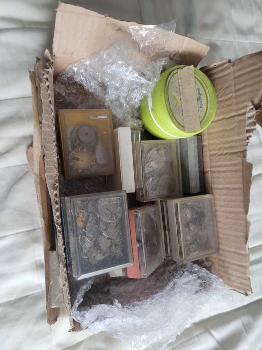 Skrzynka nr 7: Zbiór części do zegarków kieszonkowych i mechanicznych