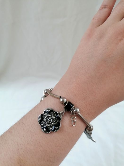 Pulseira Prateada com Pendentes