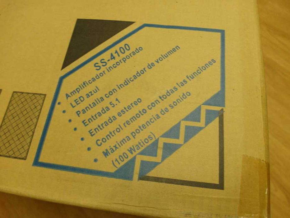 Amplificador com 5 colunas e woofer Akay Novo
