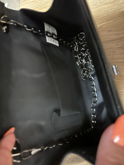 Mala preta com alça em metal