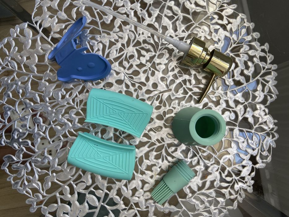 Zestaw - silikonowe uchwyty do garnków, pojemnik na olej, oliwę