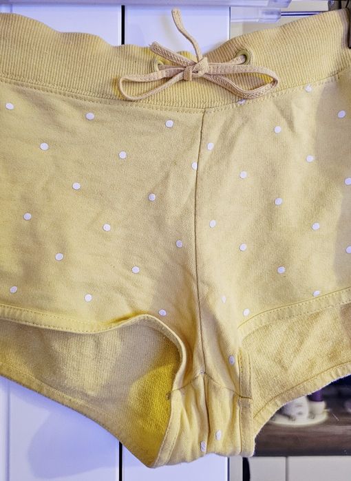 Któtkie żółte krótkie sportowe spodenki, Cropp, rozmiar M/L