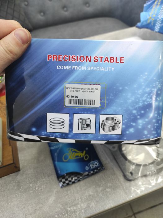 Двигун та поршень до китайського мотоцикла