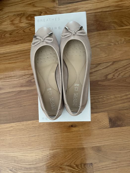 Sabrinas elegantes de cor bege da msrca Geox