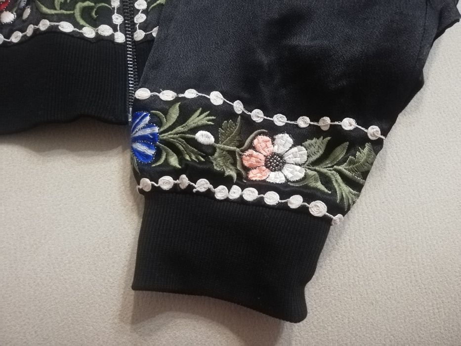 Casaco preto com pormenores da Zara