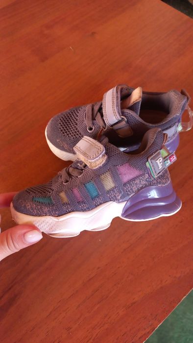 Кросівки на дівчинку