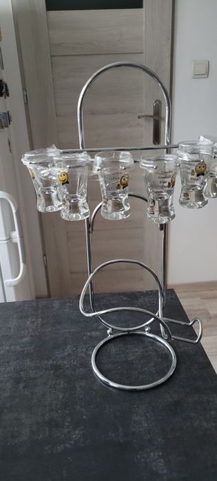 Stojak na butelke z kieliszkami