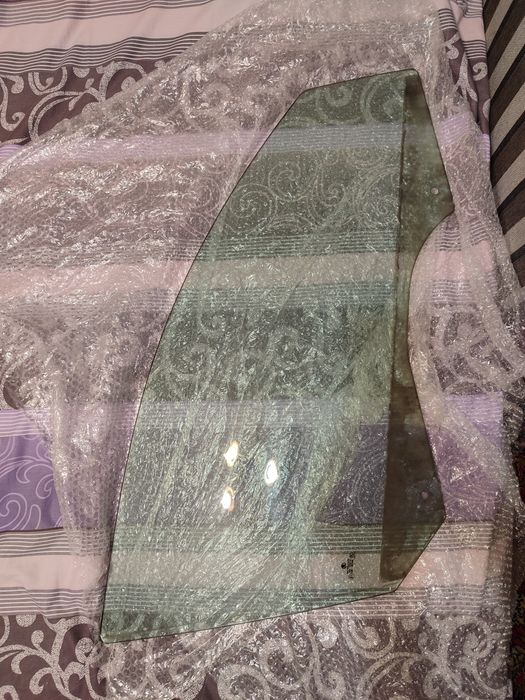 Скло на передні праві двері Skoda superb 2, 2011 року