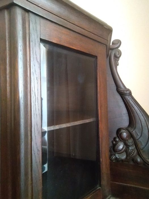 Zabytkowy kredens z kryształowymi szybkami