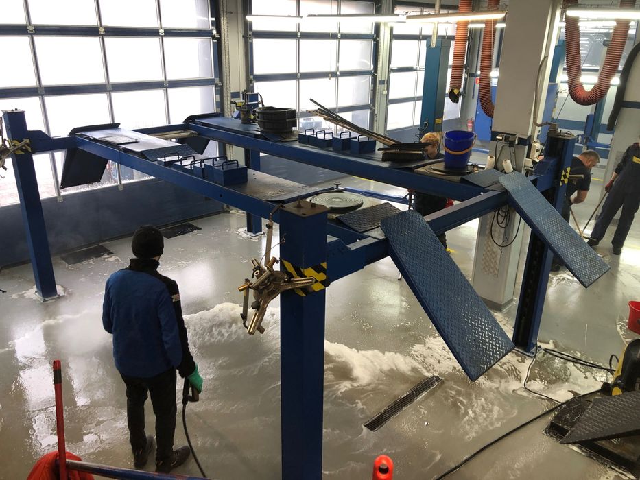 Podnośnik czterokolumnowy do geometrii z podnośnikiem osi.