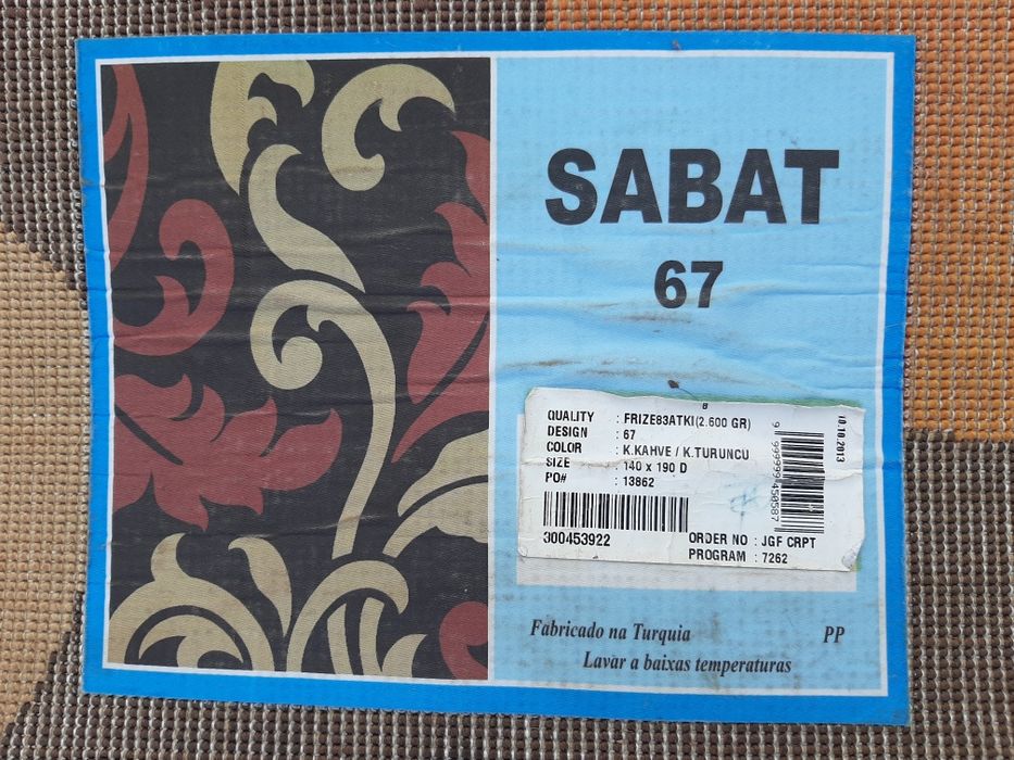 Carpete tons castanhos, laranja e beje