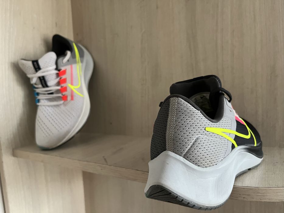 Різнокольорові 38 розмір кросівки Nike оригінал