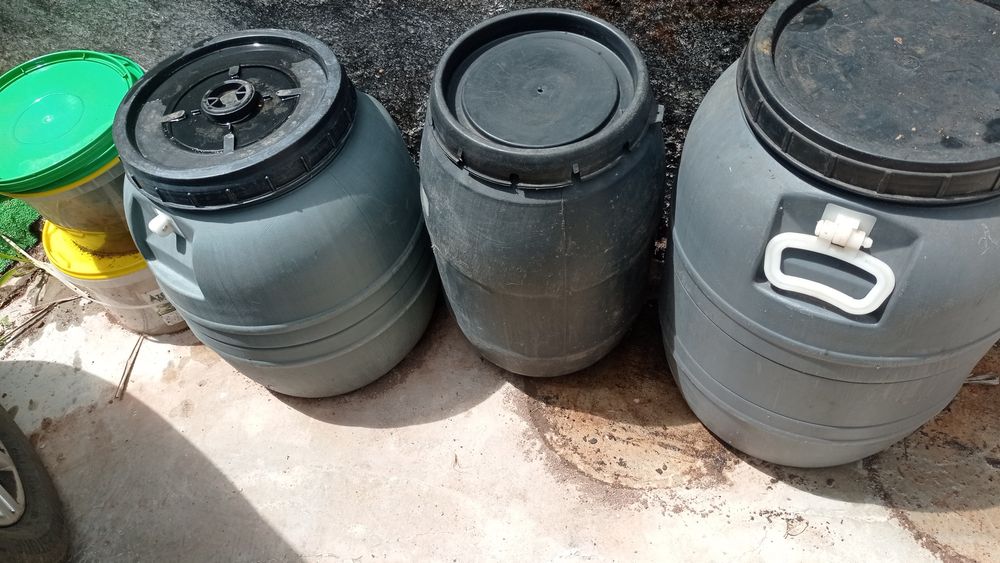Três barricas plástico