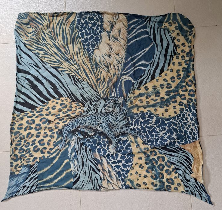 Lenço estampado, tons azul e beje