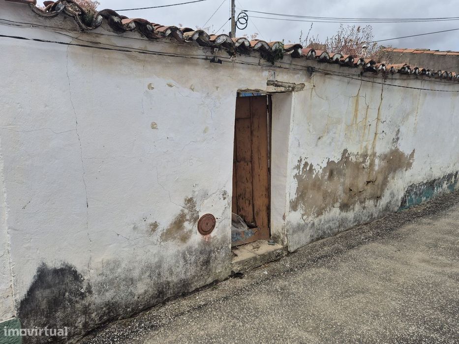 Moradia terrea para reconstruir na Aldeia dos Fernandes
