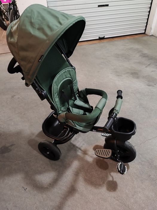 Triciclo com manipulação dos pais