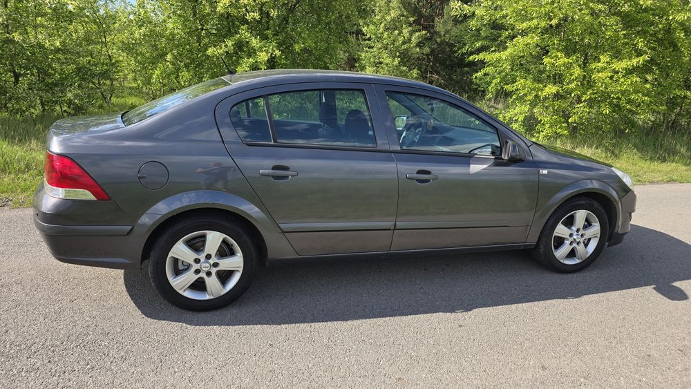 Astra H sedan lift 1.6 16v benzyna