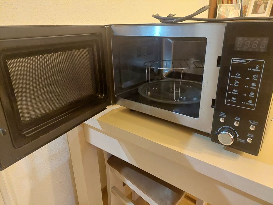 Mikrofala z grilem wolnostojąca .