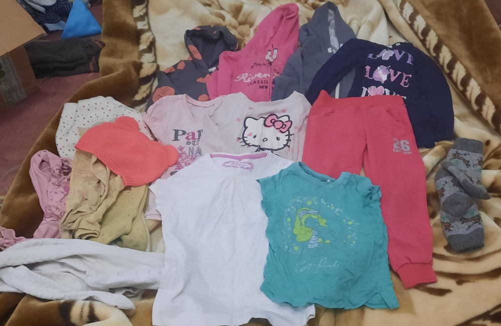 Отдам бесплатно детскую одежду на девочку 4 года примерно