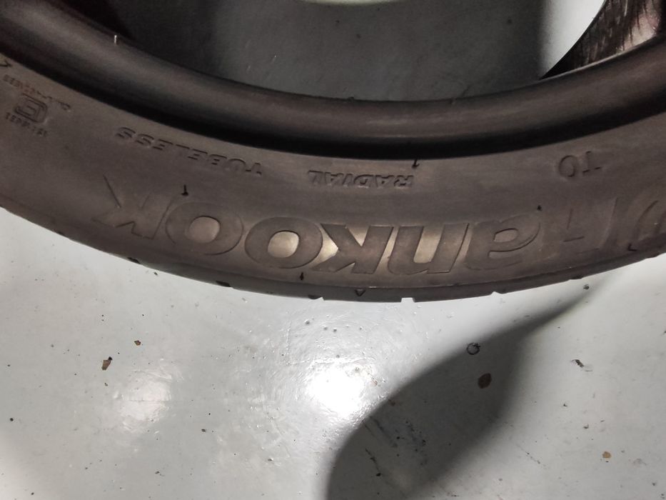 2 pneus semi novos 235-40R19 Hankook - Oferta dos Portes
