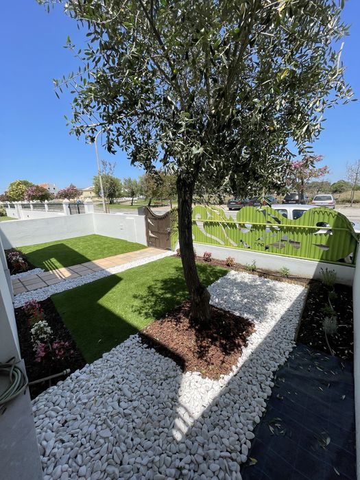 Instalação de relva sintética, manutenção de jardins e poda de árvores