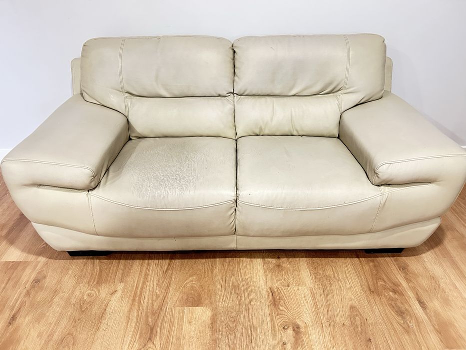 Sofa 2 lugares em pele beige claro