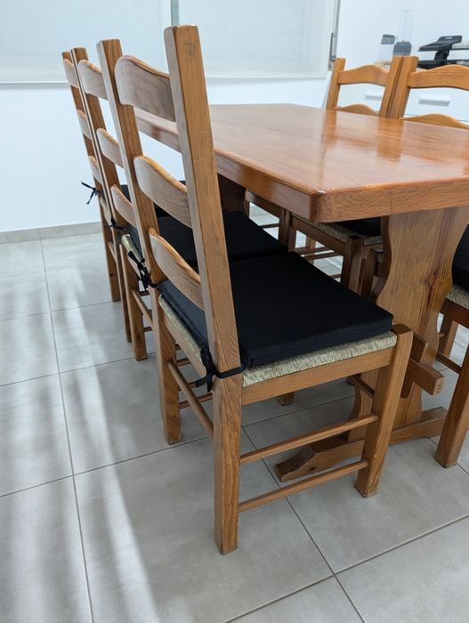 Mesa com seis cadeiras
