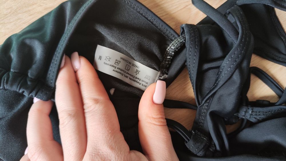 Czarny strój kąpielowy